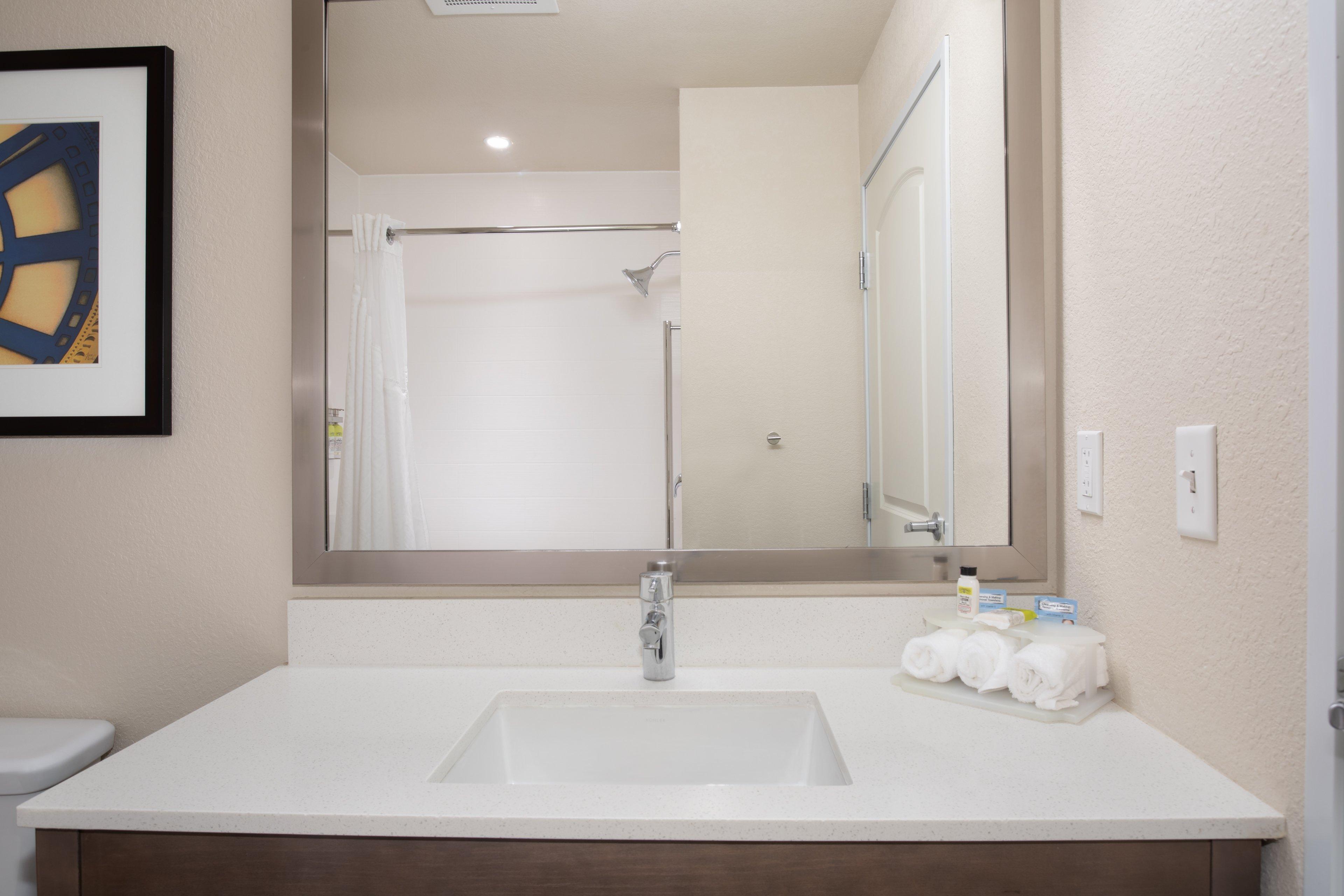 Holiday Inn Express & Suites Manhattan By Ihg Bagian luar foto