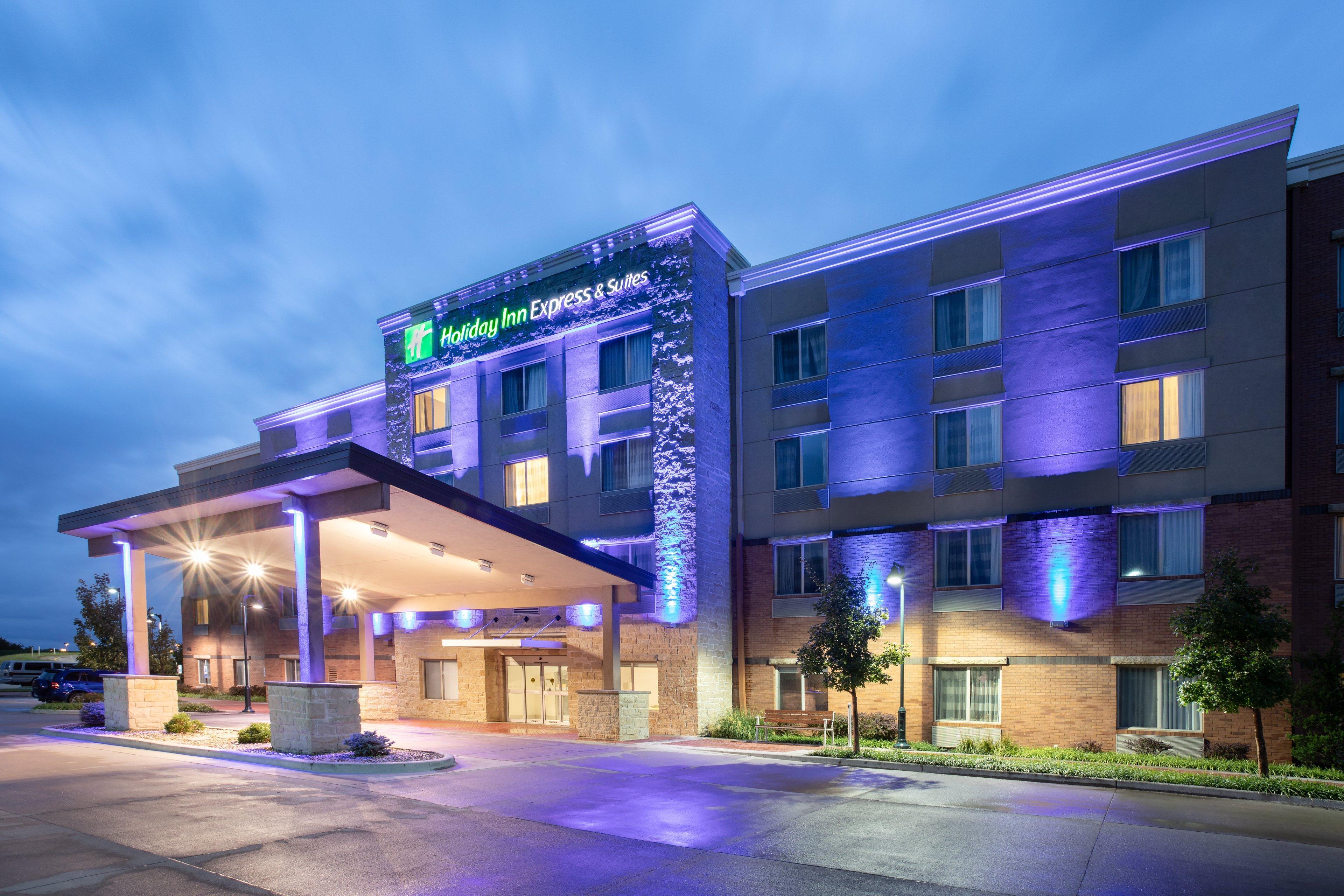 Holiday Inn Express & Suites Manhattan By Ihg Bagian luar foto