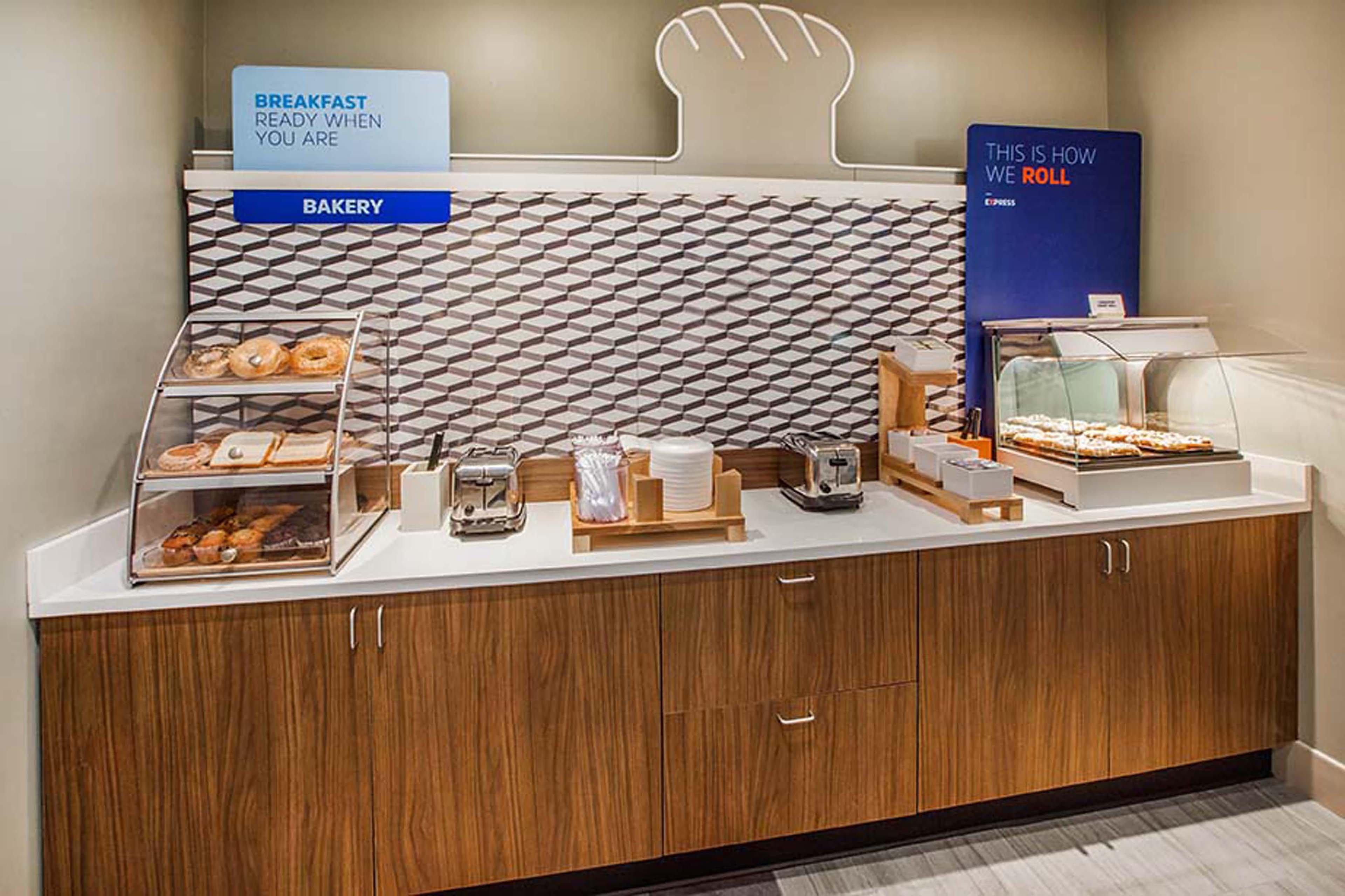 Holiday Inn Express & Suites Manhattan By Ihg Bagian luar foto