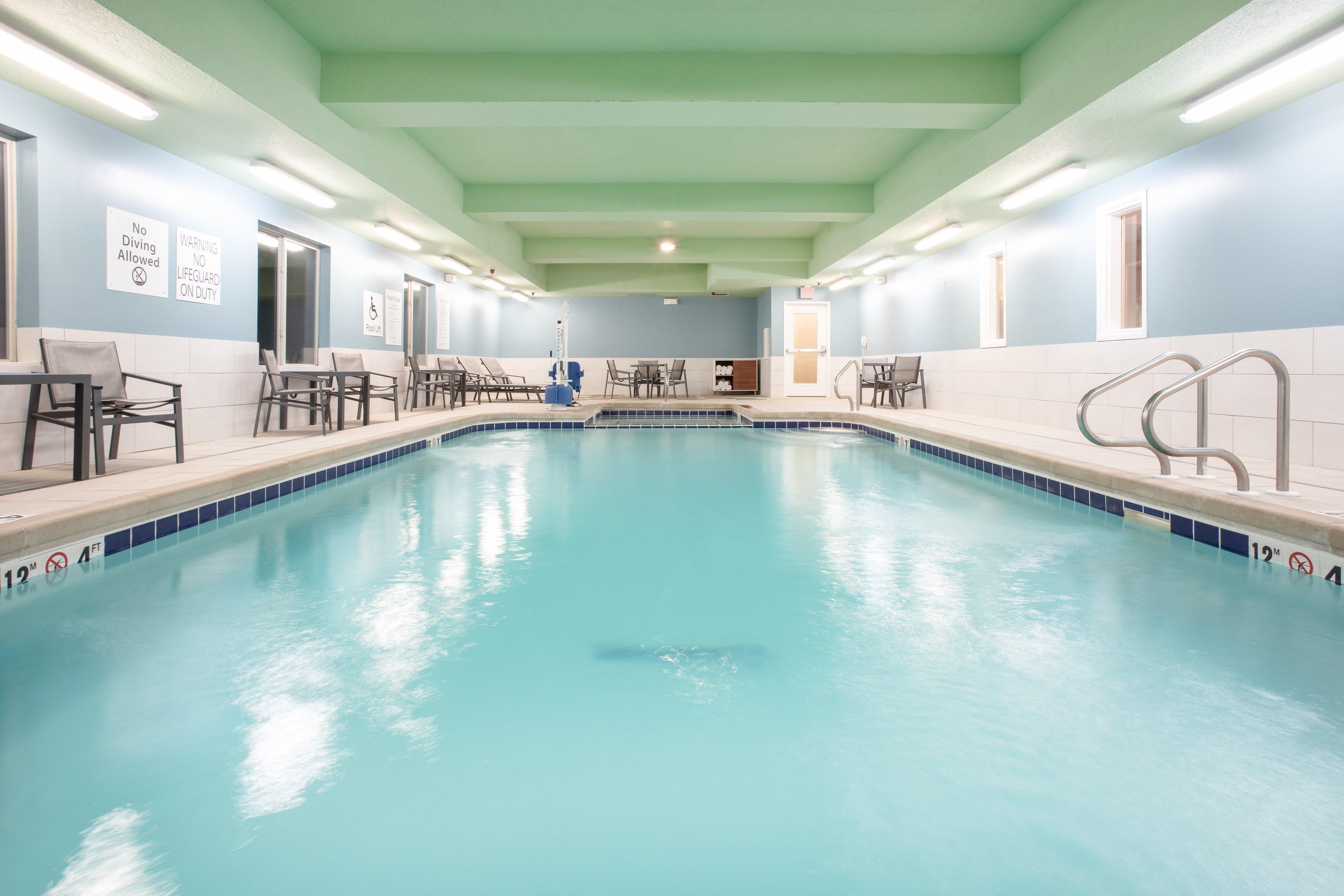 Holiday Inn Express & Suites Manhattan By Ihg Bagian luar foto