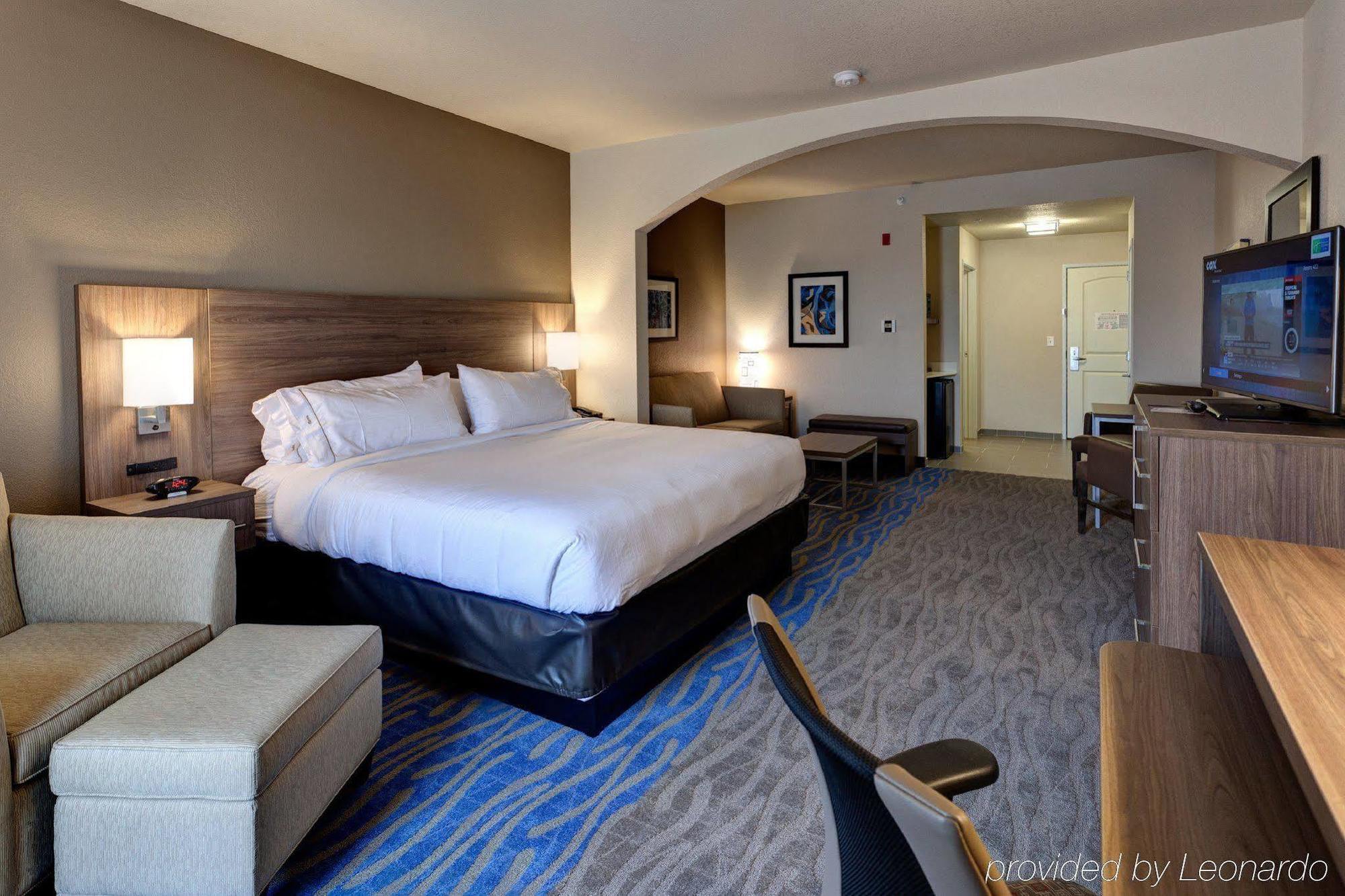 Holiday Inn Express & Suites Manhattan By Ihg Bagian luar foto
