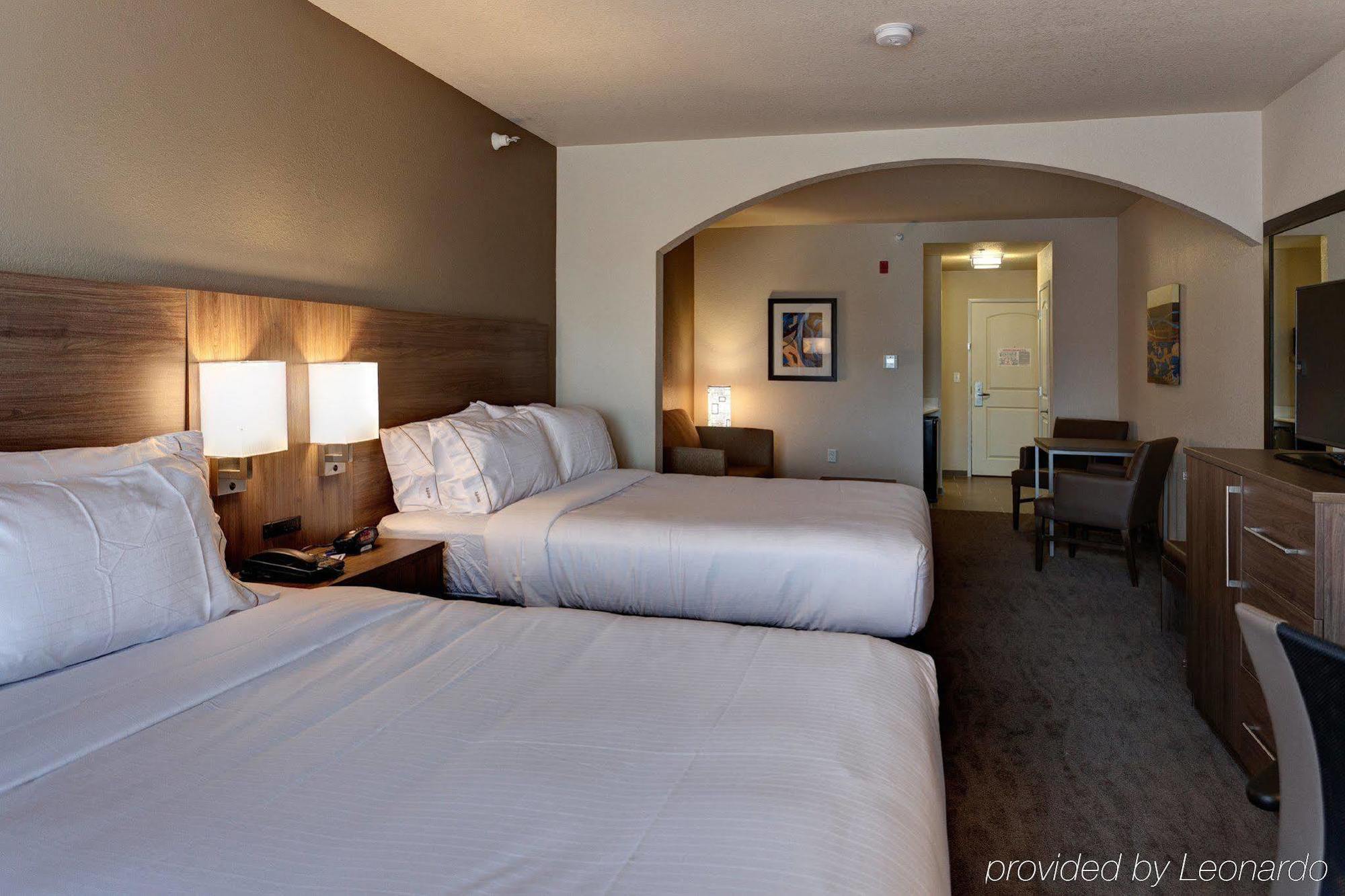 Holiday Inn Express & Suites Manhattan By Ihg Bagian luar foto
